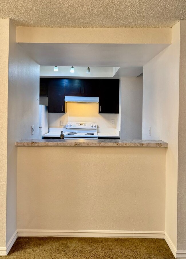 Building Photo - 1 Bed / 1 Bath Bellevue condo $1,795/month