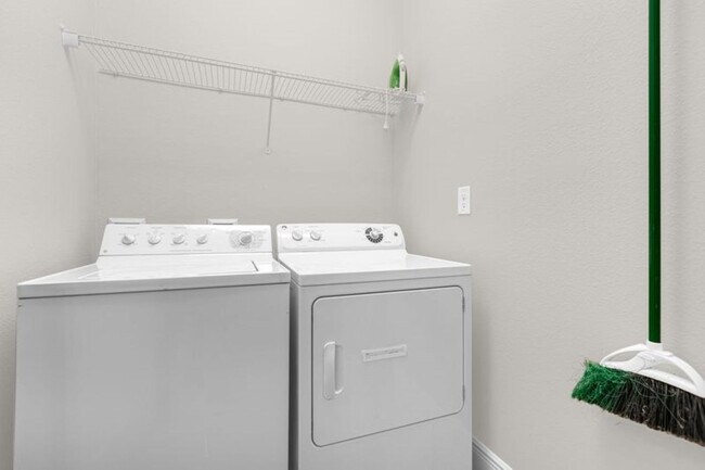 Building Photo - 4159 Oak Tree Dr