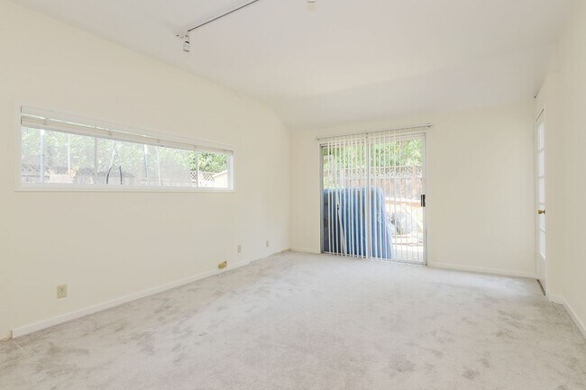 Building Photo - Lovely home near the Willows