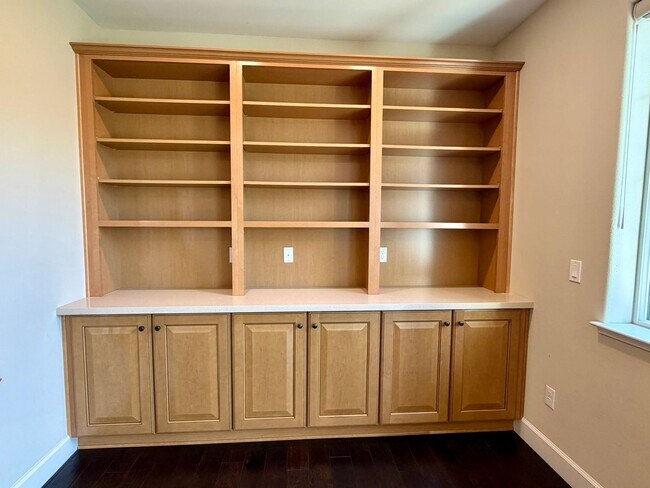 Building Photo - 1991 Wind Ranch Rd