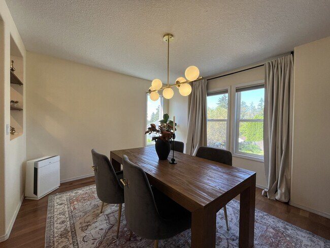 Building Photo - Stunning Bull Mountain Home with Gourmet Kitchen & Luxurious Primary Suite Retreat