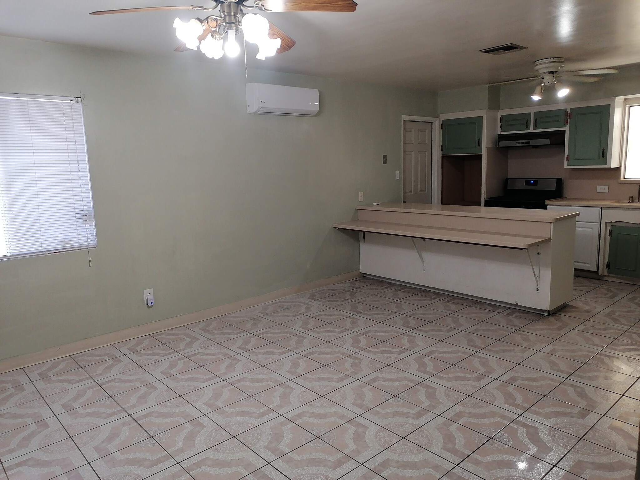 Building Photo - 708 Pinewood Ct