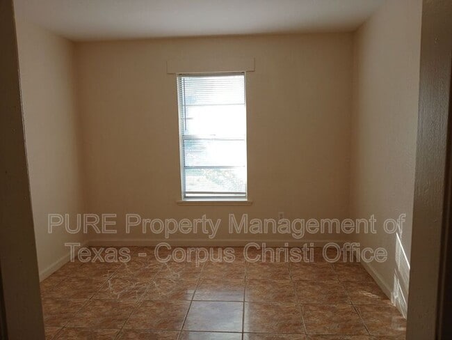 Building Photo - 2255 Lombardy Dr