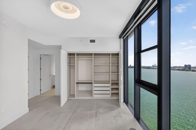 Building Photo - 700 NE 24th St