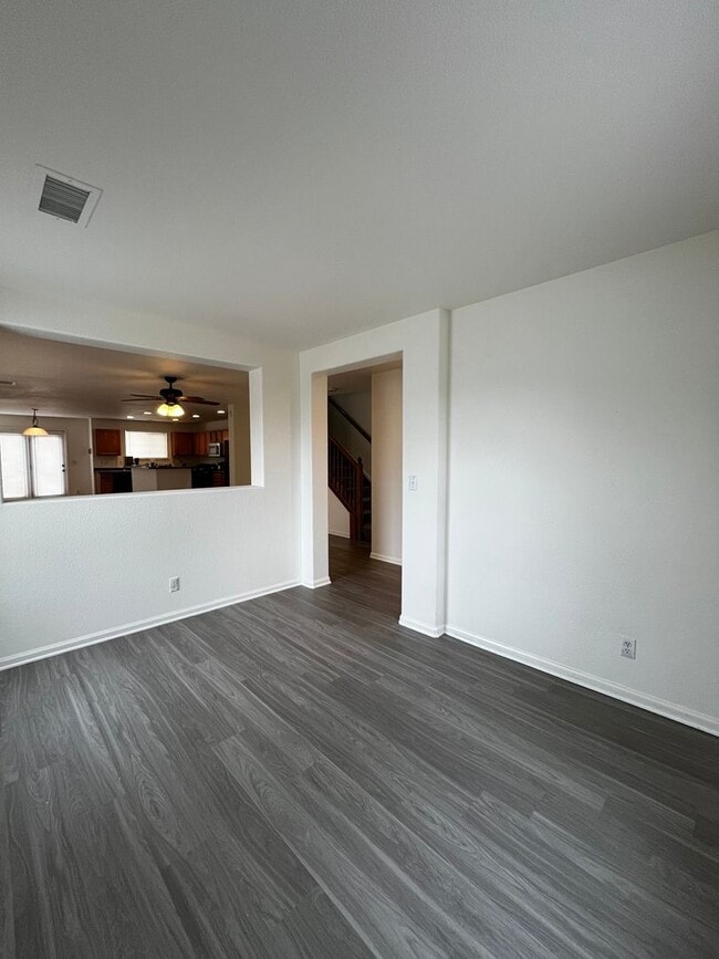 Building Photo - Grant Ranch 3 Bedroom 2.5 Bathroom Townhom...