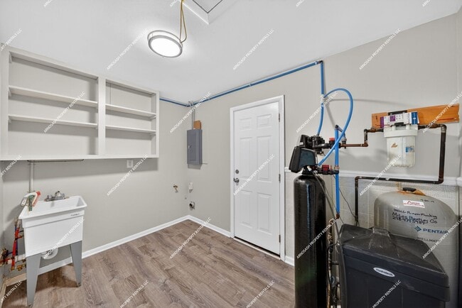Building Photo - Rare Rental Opportunity! Fully Renovated 3-bedroom, 2-bath Brick Ranch in Farmington Hills!