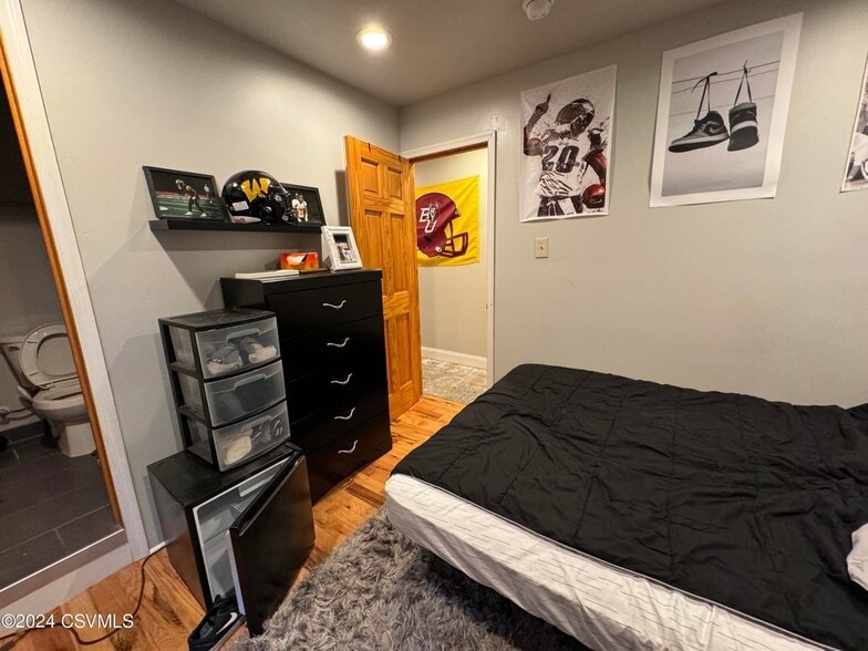 Room 6 - 13 E 3rd St