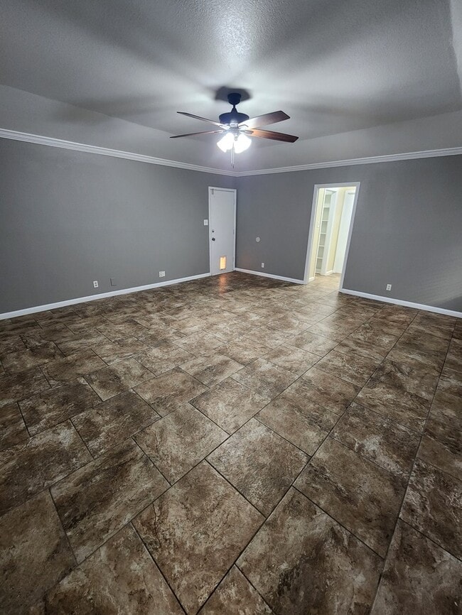 Building Photo - 4 bed 2 1/2 bath home, 2 car garage!