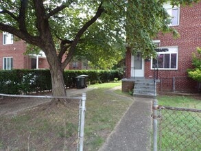 Building Photo - Recently Remodeled 2BR/1BA Three-Level Duplex in Arlington