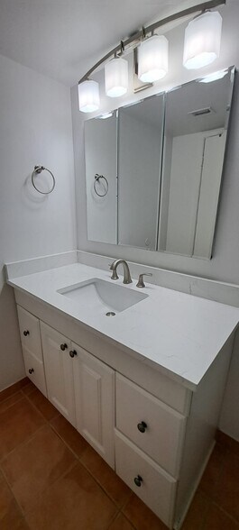 Building Photo - 750 Egret Cir