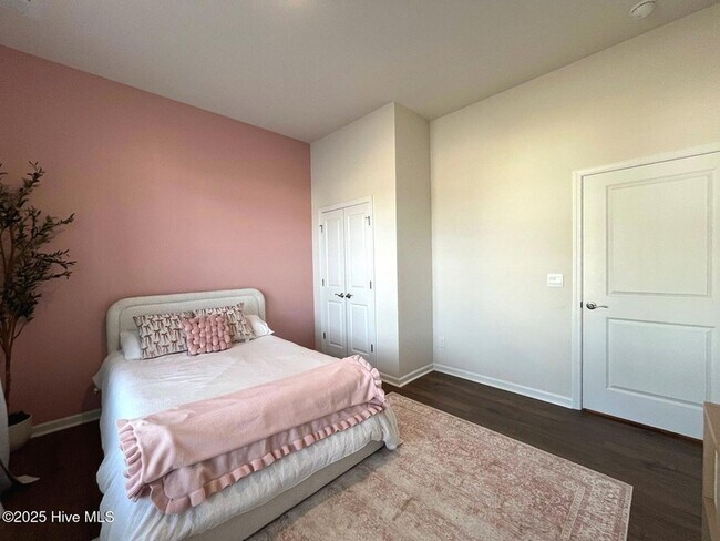 Building Photo - 742 Carnegie court