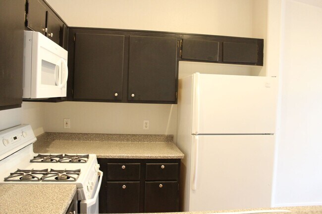 Building Photo - 2 BEDROOM 2 BATH CONDO IN NORTH LAS VEGAS