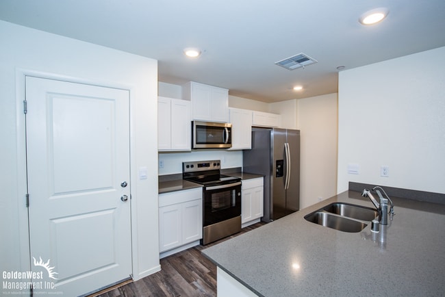 Building Photo - Brand New 3Bdm 2.5Ba Townhome in Aliante!