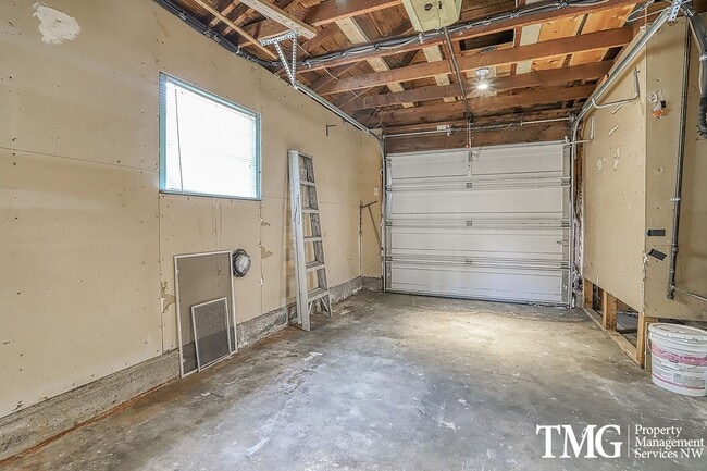 Building Photo - Single-Level 2 Bedroom Home with A/C & Large Backyard