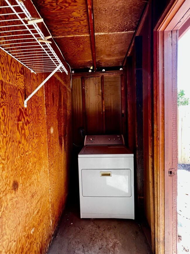 Building Photo - Charming 2 Bedroom Townhome with Private 2...