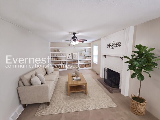 Building Photo - 3 Bed/2 Bath Home with Fenced Yard & Garage / Coming Soon!