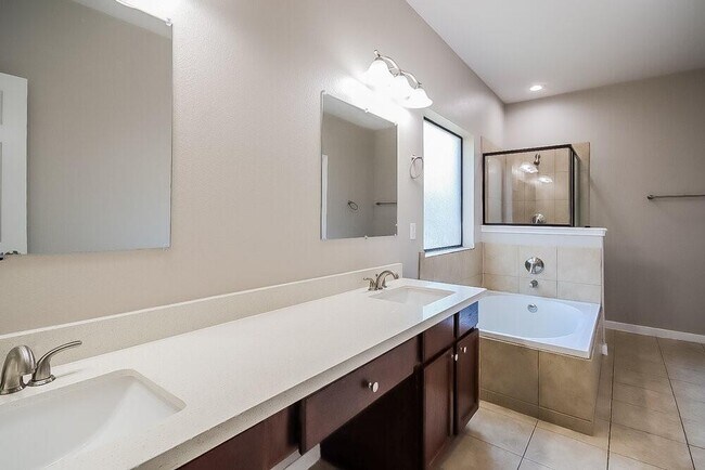 Building Photo - 2407 Lexington Park Dr