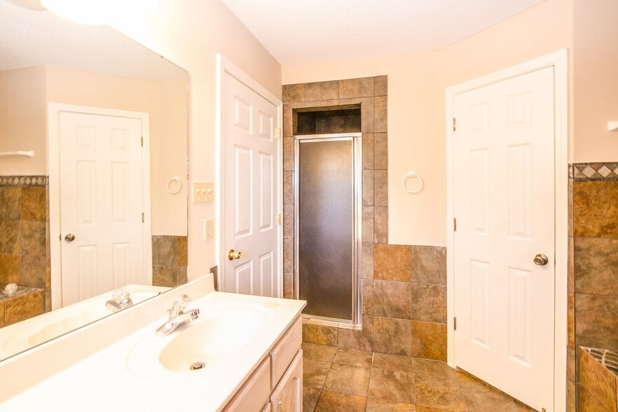 Building Photo - 3056 Valley Green Ln