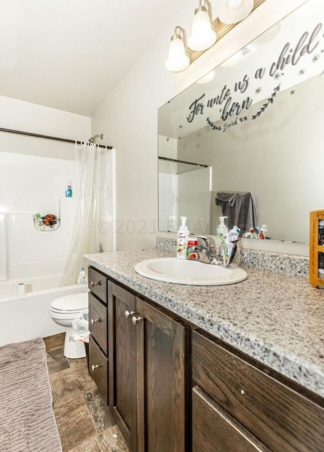 Building Photo - Beautiful 3 bedroom, 2 bath single family home located in South Moorhead.