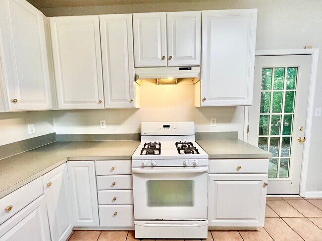 Building Photo - Spacious 4 Bedroom Home on Cul-de-sac in Castleton Virginia Beach!