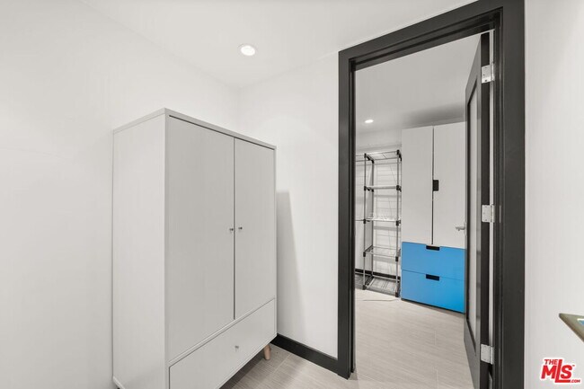Building Photo - 28207 Laura La Plante Dr