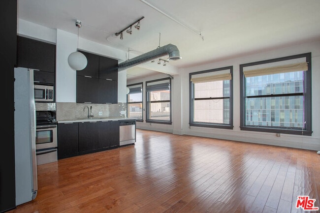 Building Photo - 108 W 2nd St