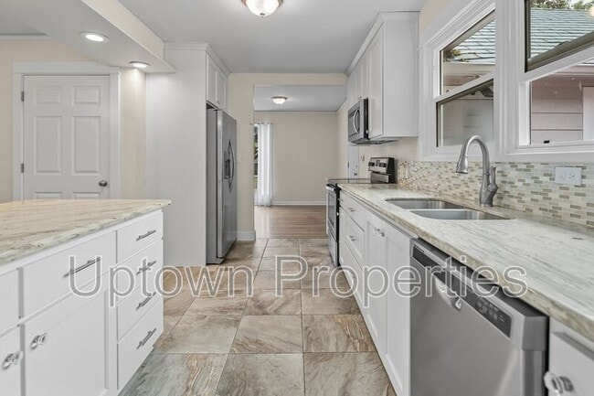 Building Photo - 9520 SW Cypress St