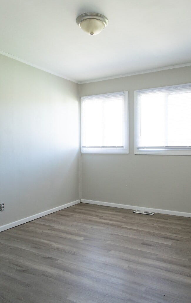 Building Photo - 2373 Vale Dr