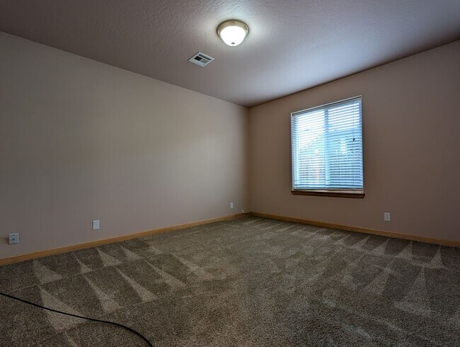 Building Photo - Great 3 bed/2bath home with bonus space and fenced in yard!
