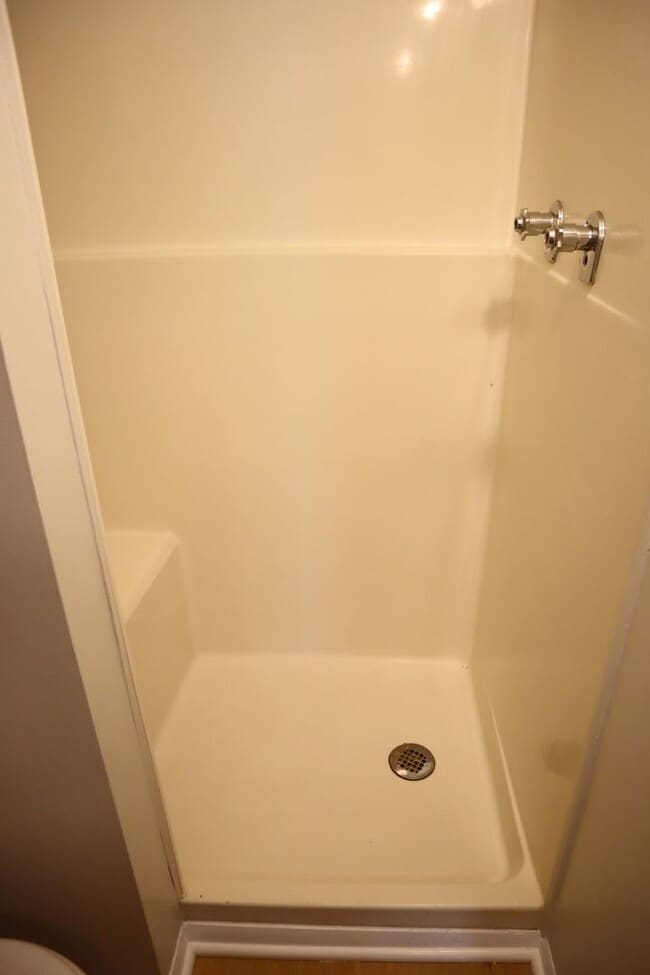 Building Photo - Very Cute 3 bedroom just 7 Minutes to Twin...