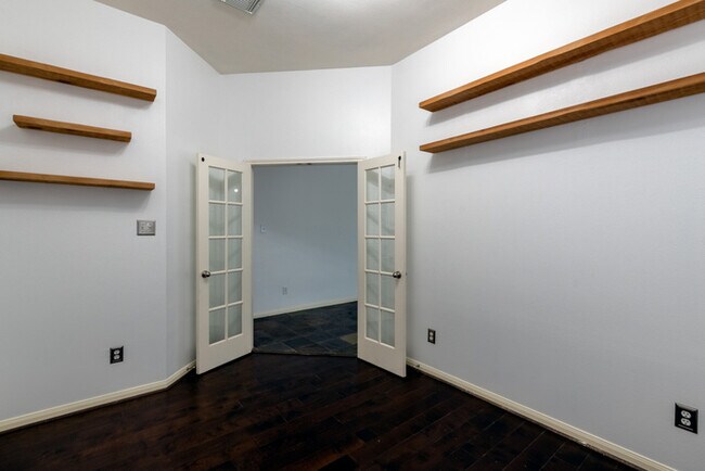 Building Photo - Stunning 4 beds 3 baths in Spring!