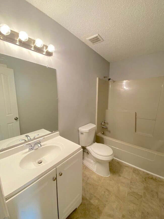 Building Photo - 2794 Laura Cir E