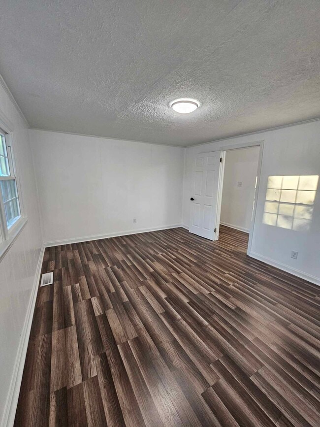 Building Photo - 203 S Fieldcrest Rd