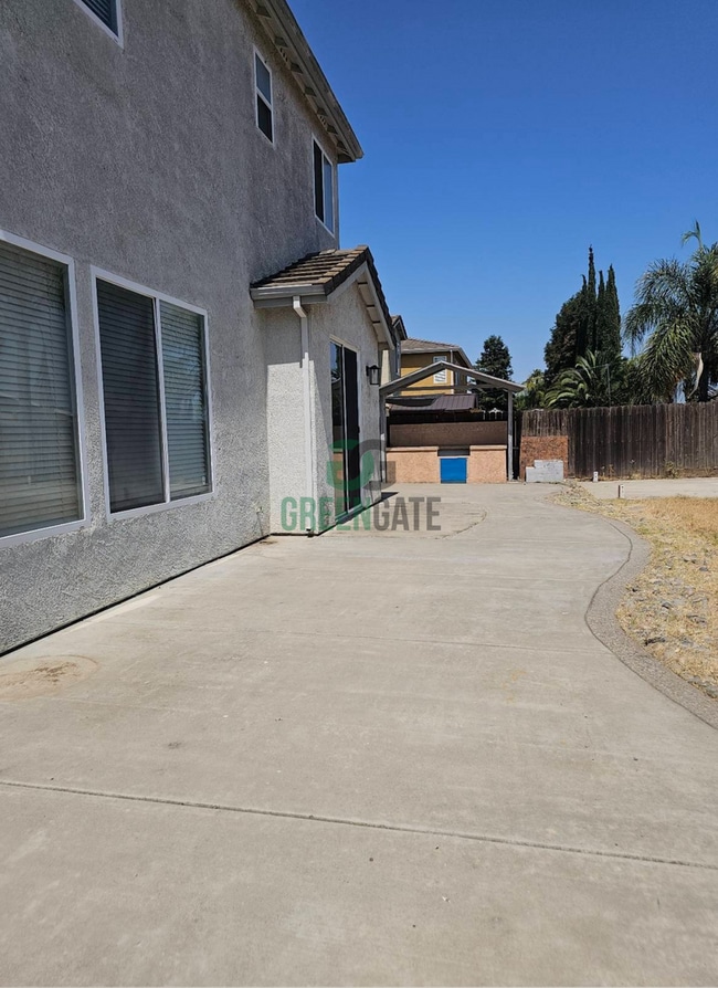 Building Photo - 985 W Alameda St