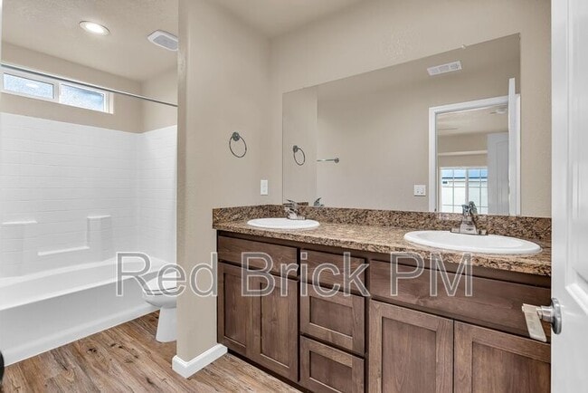 Building Photo - 3665 Venice Ave