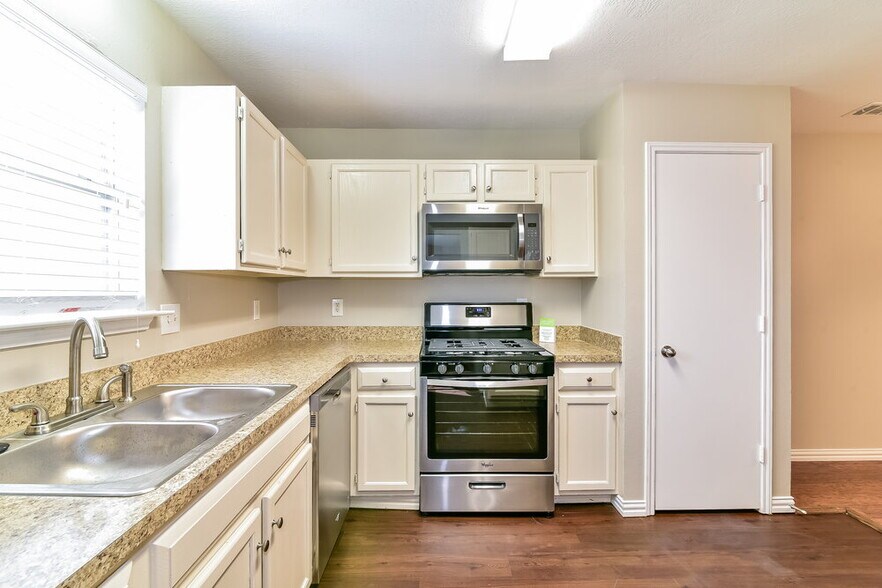 Building Photo - 9010 Walworth Dr
