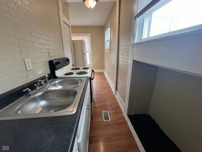 Building Photo - 2821 E 13th St