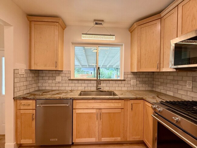 Building Photo - Beautifully remodeled mid-century modern h...