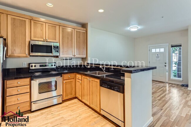 Building Photo - Cute ground floor Condo in Beaverton