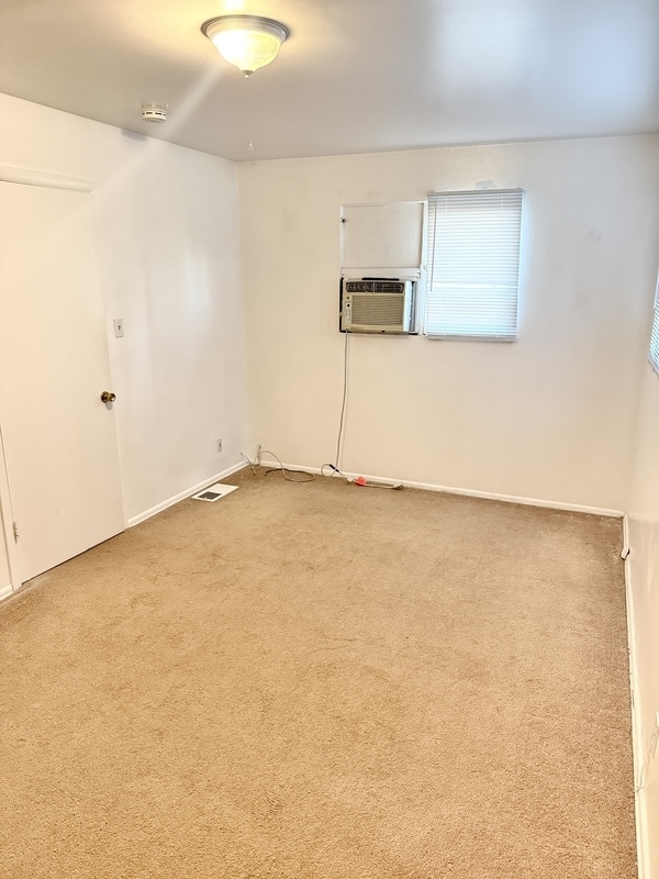 Building Photo - 925 Wilson Ave S