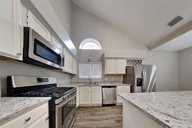 Building Photo - 20415 Drakewood Dr