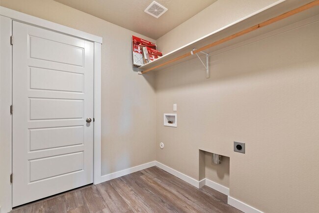 Building Photo - Available Now! 4b/2b Meridian Home