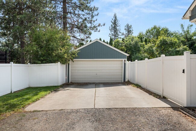 Building Photo - 3312 E 36th Ave