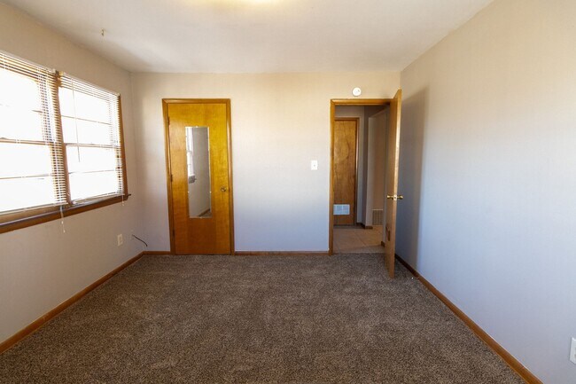 Building Photo - 2800 Fairhaven Dr