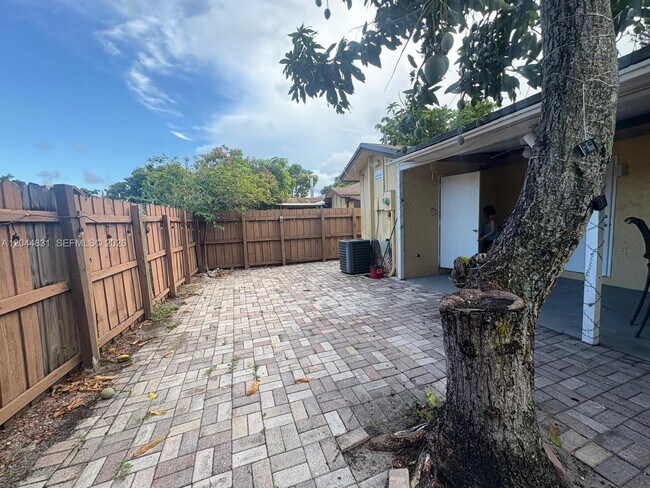 Building Photo - 4402 NW 5th Ave