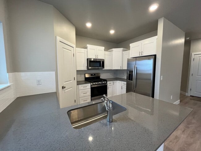 Building Photo - Beautiful Brand-New Townhome!!