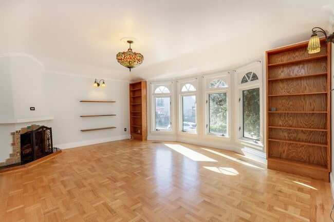 Building Photo - 3 Bed / 2 Bath Cayuga Terrace single family home with garage parking and private backyard. YouTub...