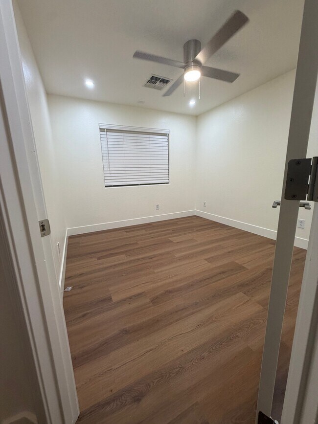 Building Photo - 2741 E Quiet Hollow Ln