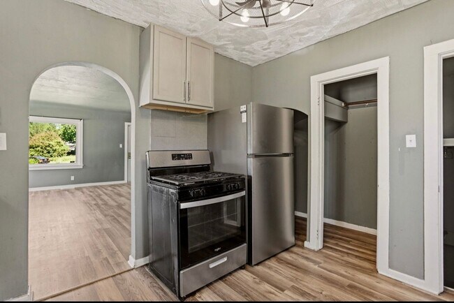 Building Photo - Charming 2 Bedroom Home Available Now!