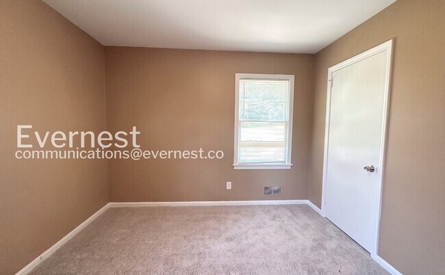 Building Photo - 4 Bed, 2 Bath Home with Fenced Yard / Available Now!